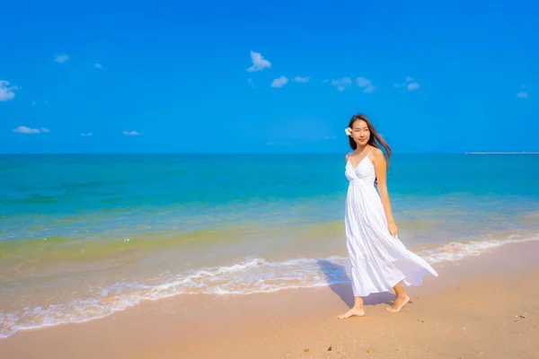 Ritratto bella giovane donna asiatica felice sorriso svago sul — Foto Stock