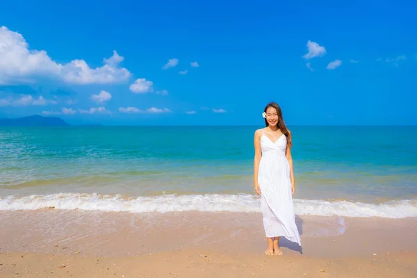 Portrait beautiful young asian woman happy smile leisure on the — Stock Photo, Image