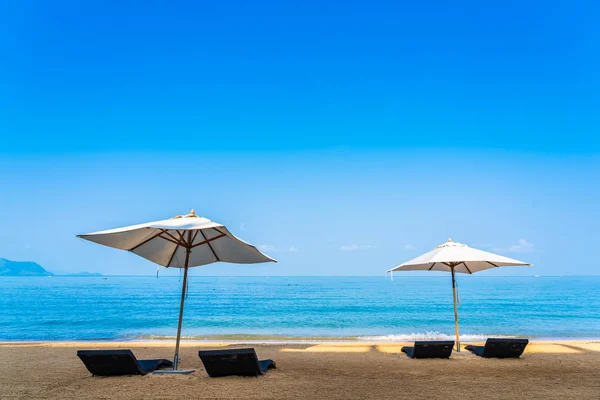 Krzesło parasole i leżaki na plaży morze ocean na sk — Zdjęcie stockowe
