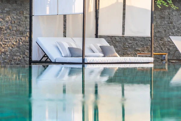 Piscine extérieure avec parasol salon autour de là fo — Photo