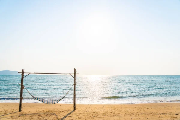 Hamaca vacía columpio en la hermosa playa y el mar —  Fotos de Stock