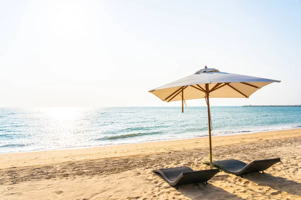 Sedia ombrellone e lounge sulla bellissima spiaggia mare oceano su sk — Foto Stock