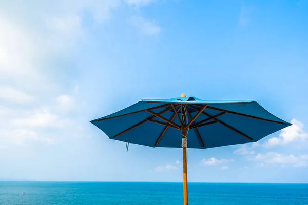 Colore blu dell'ombrello con cielo nuvoloso e oceano marino — Foto Stock