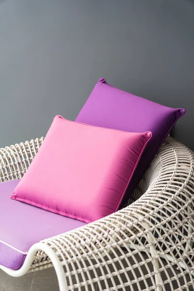 ソファー椅子に快適な枕 — ストック写真