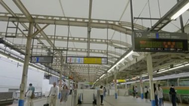 Tokyo Japonya - 5 Ağustos 2018: Tokyo 'daki tren ve metro istasyonunun görüntüleri