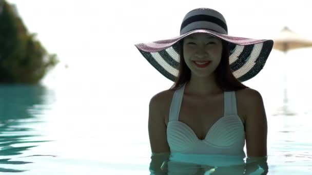 Filmagens Mulher Relaxando Piscina Durante Férias Verão — Vídeo de Stock