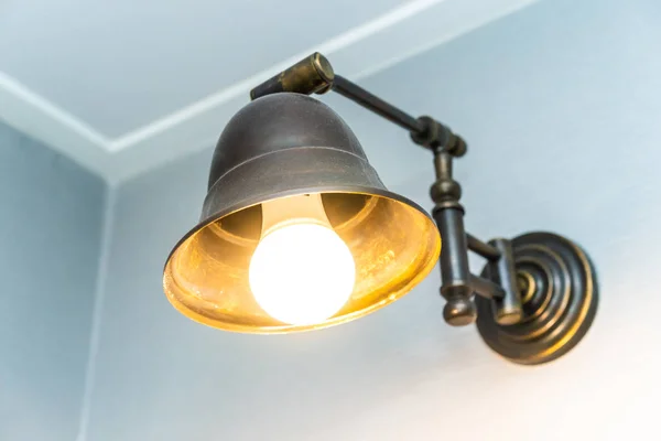 Lâmpada de luz vintage bonita decoração interior — Fotografia de Stock