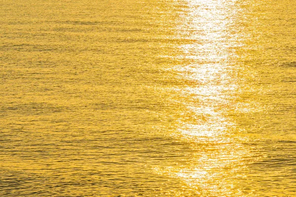 Ładnym światłem słonecznym na wody mórz i oceanów — Zdjęcie stockowe