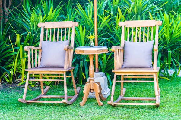 Chaise en bois vide jardin extérieur — Photo