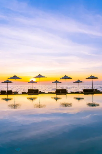 Parasol en stoel rond zwembad in resorthotel voor leis — Stockfoto