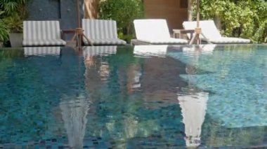 tatil beldesinde yüzme havuzu doğal görüntüleri