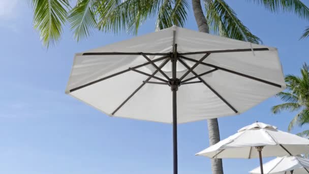 海滩上太阳伞的特写镜头 — 图库视频影像