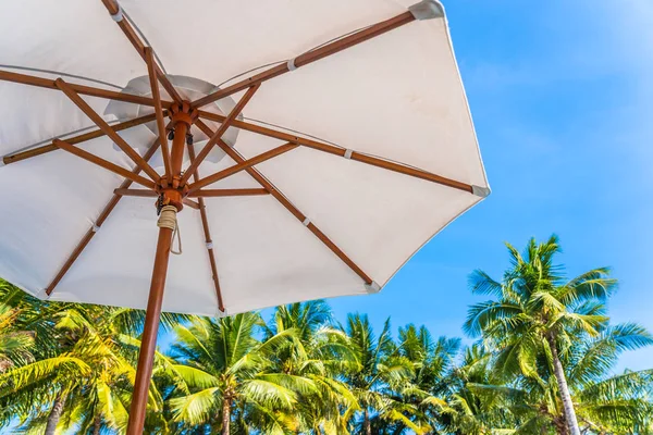 Mooi landschap van zee oceaan op sky met parasol en stoel — Stockfoto