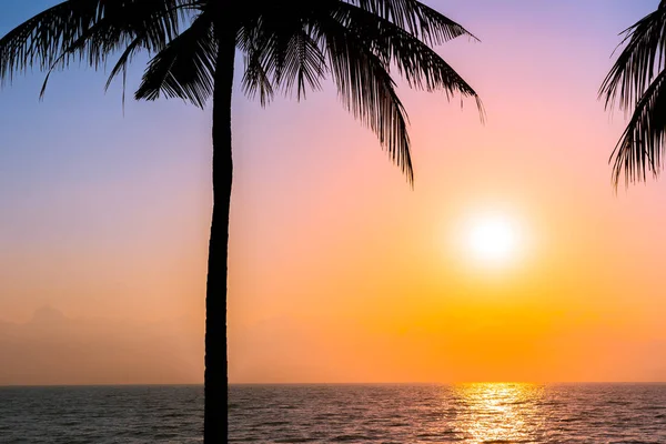 Schöne Silhouette Kokospalme am Himmel Near Meer Ozean sein — Stockfoto