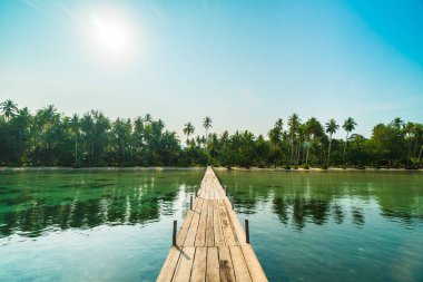 Ahşap köprü ya da plaj ve deniz iskelede