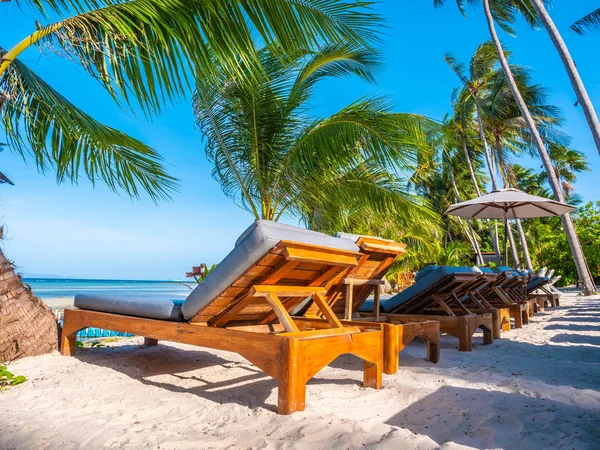 Ombrellone e sedia in spiaggia e mare con cielo azzurro — Foto Stock