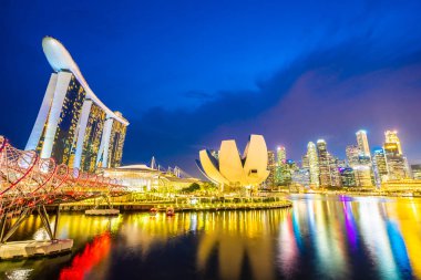 Gökdelen marina defne içinde etrafında bina güzel mimari 