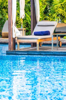 Yatak şezlong ve şemsiye ile güzel Açık Yüzme Havuzu