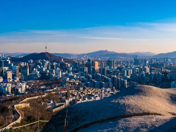 Hermoso edificio de arquitectura paisaje urbano en la ciudad de Seúl — Foto de Stock