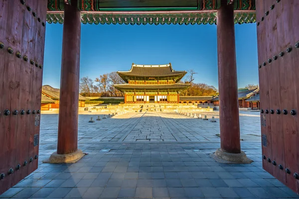 Hermoso edificio de arquitectura palacio Changdeokgung en Seúl ci —  Fotos de Stock