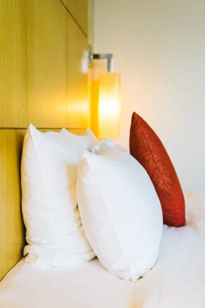 Bílé pohodlný polštář na posteli dekorace — Stock fotografie