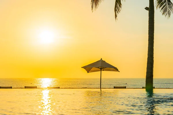 Schöne Landschaft Freibad mit Sonnenschirm und Liege — Stockfoto