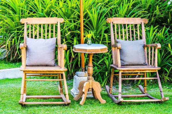 Chaise en bois vide jardin extérieur — Photo
