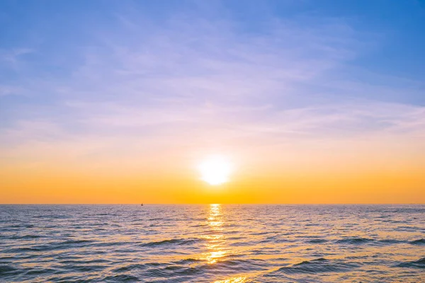 Hermoso paisaje de puesta de sol en el mar y el océano — Foto de Stock