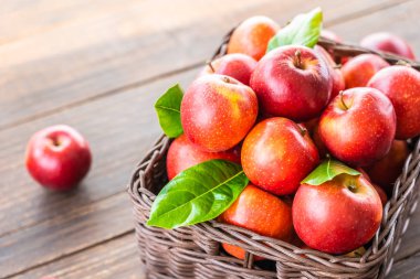 Sepet içinde kırmızı elma