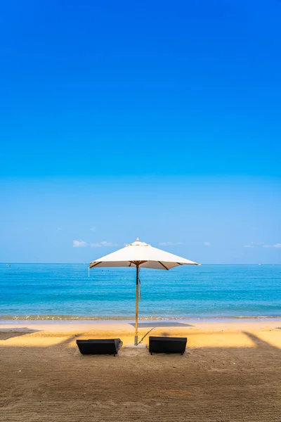 椅子伞和休息室在美丽的海滩海洋在 sk — 图库照片