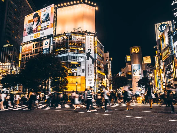 ШИБУЯ ТОКИО ЯПОНИЯ - 29 июля 2018 года: Пешеходы переходят дорогу — стоковое фото