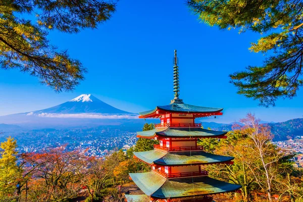 Prachtige landschap van de berg fuji met chureito pagode rond — Stockfoto