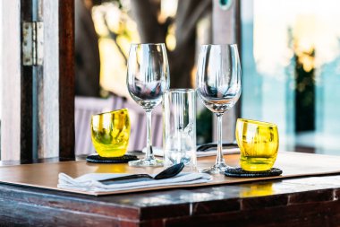 Yemek set ile Şarap kadehi kahvaltı öğle veya akşam yemeği hazırlamak