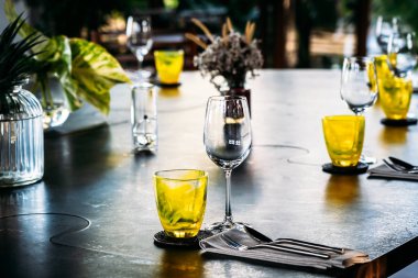 Yemek set ile Şarap kadehi kahvaltı öğle veya akşam yemeği hazırlamak