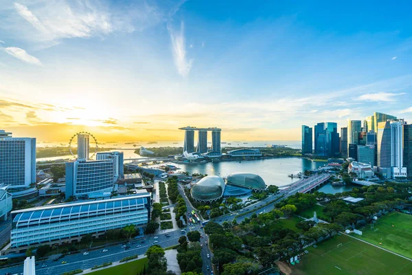 Hermoso edificio de arquitectura exterior paisaje urbano en Singapur — Foto de Stock