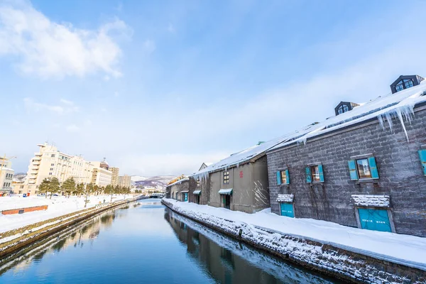 Beautiful landscape and cityscape of Otaru canal river in winter — Stock Photo, Image