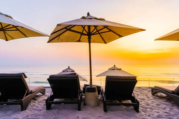 Şemsiye ve güzel plaj ve deniz gündoğumu, sandalyeye tim — Stok fotoğraf