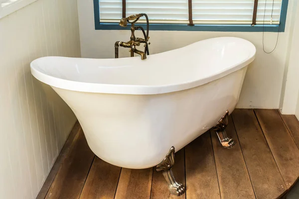 Красивая роскошь элегантность белая ванна украшения интерьера B — стоковое фото