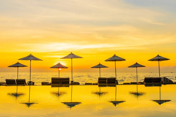 Sonnenschirm und Liegestuhl rund um das Schwimmbad im Resort Hotel für leis — Stockfoto