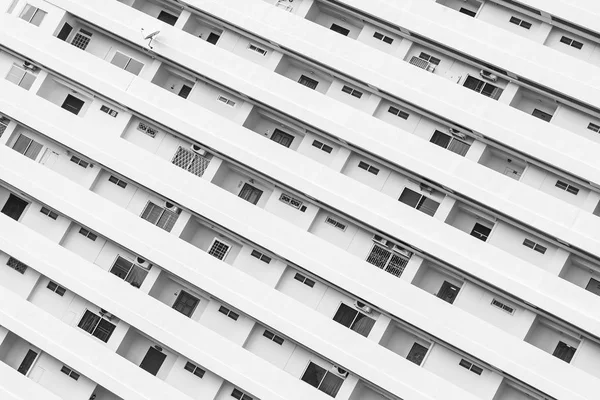 Buitenkant van het gebouw met venster balkon patroon — Stockfoto