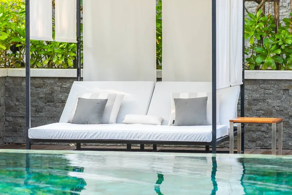 Piscine extérieure avec parasol salon autour de là fo — Photo