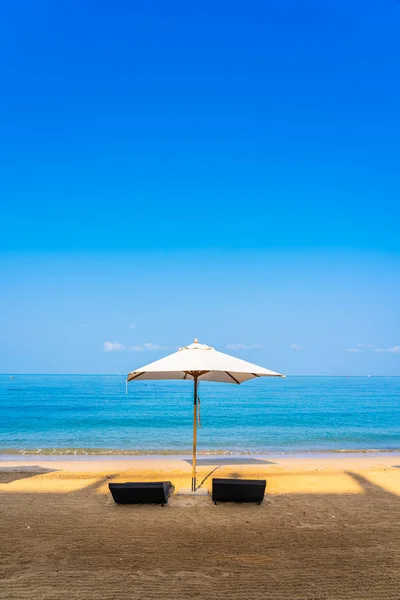 Chaise parasol et salon sur la belle plage océan de mer sur sk — Photo