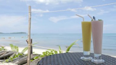 Güzel dalgalı denizin sakin görüntüleri.