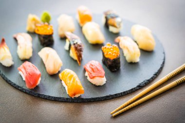 Somon balığı karides karides yılan balığı kabuk ve oth nigiri suşi ayarla