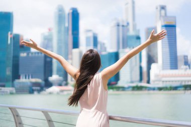 Güzel Asyalı kadın gülümseme ve mutlu Singapur CIT içinde seyahat etmek