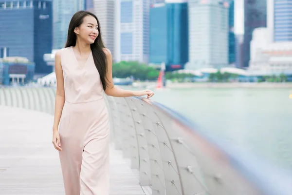 Hermosa mujer asiática sonrisa y feliz de viajar en singapore cit — Foto de Stock