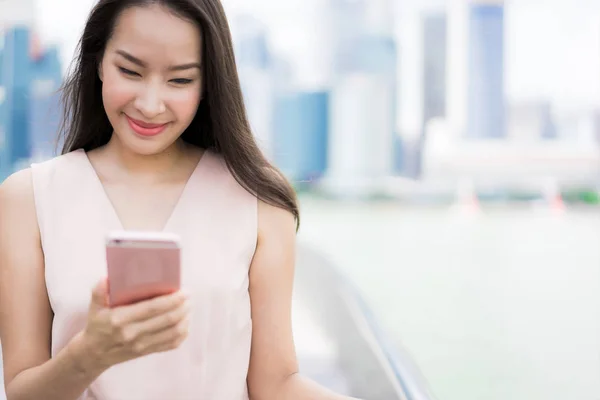 Asiatisk kvinna med smartphone eller rörlig telefonerna för talar eller text — Stockfoto