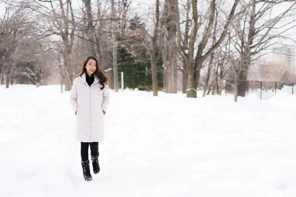 Bela jovem ásia mulher sorrindo feliz para viagem no neve ganhar — Fotografia de Stock