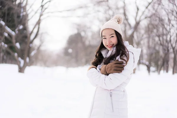 아름 다운 젊은 아시아 여자 눈 이기에 여행에 대 한 행복 한 미소 — 스톡 사진