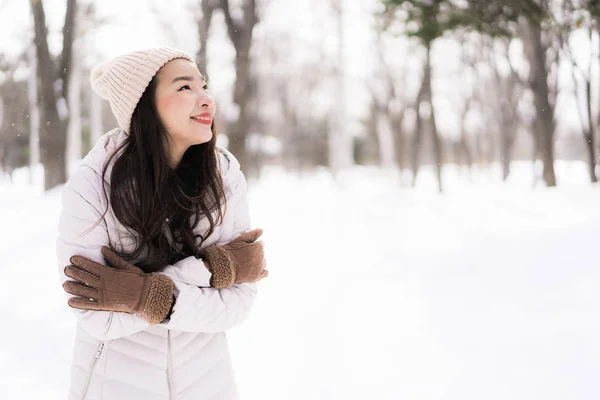 Bela jovem ásia mulher sorrindo feliz para viagem no neve ganhar — Fotografia de Stock